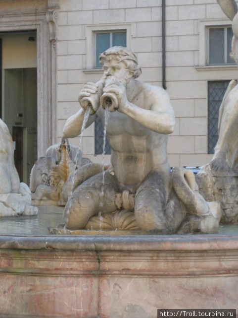Тритон с двумя трубами и живописно свернутым хвостом Рим, Италия