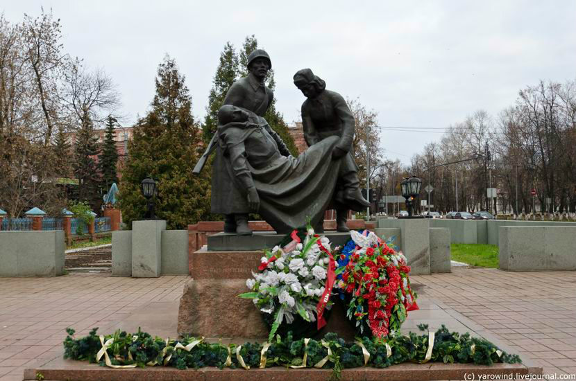 На площади много разных памятников и монументов Клин, Россия