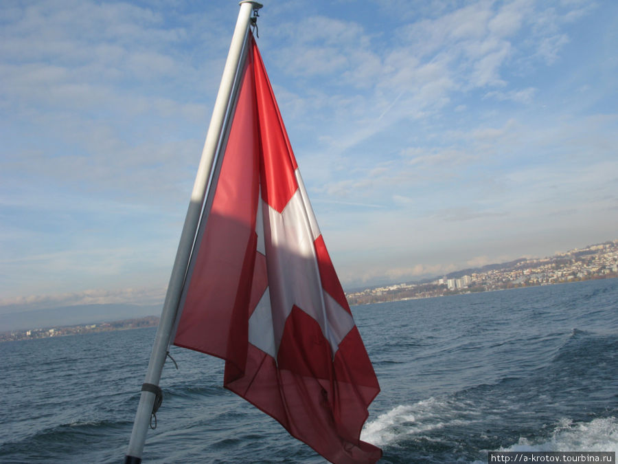 с одной стороны висит швейцарский флаг, с другой стороны — французский Лозанна, Швейцария