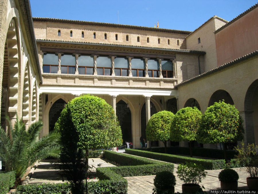 Сарагоса, Альказар — внутренний дворик. Сарагоса, Испания