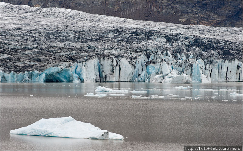 Образуются ледники в результате накопления и последующего преобразования твёрдых атмосферных осадков, преимущественно снега при их положительном многолетнем балансе. Южная Исландия, Исландия