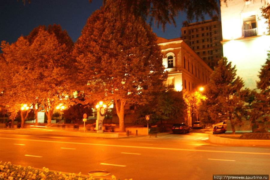 Проспект Руставелли ночью Тбилиси, Грузия Проспект Руставелли ночью Тбилиси, Грузия