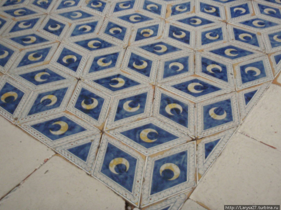 Плитки на полу Библиотеки Сиенского собора с изображением луны — герба Пикколомини Сиена, Италия