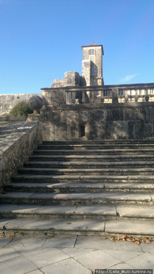 лестница ведущая ко входу.. Томар, Португалия
