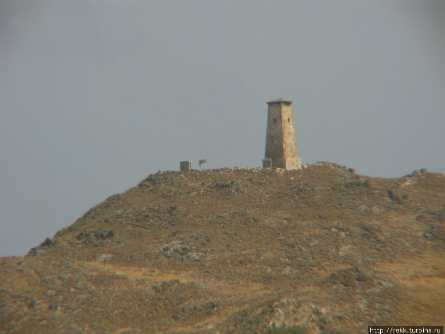 С берега виден старинный маяк, но о нем речь пойдет дальше Архипелаг Лос-Рокес, Венесуэла