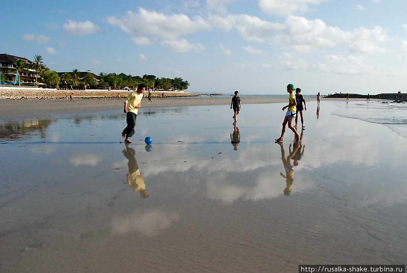 Отражение в песке Кута, Индонезия