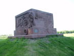 Памятник хранит следы повреждений, полученных во время боев 1941 года