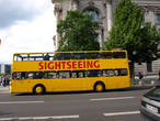 Вот такие жёлтые двухэтажные автобусы с аудиогидом курсируют по Берлину
