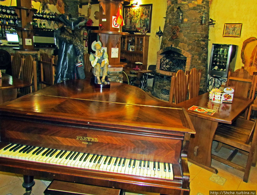 посреди таверны не бутафорское фортепиано Ковтуны, Украина