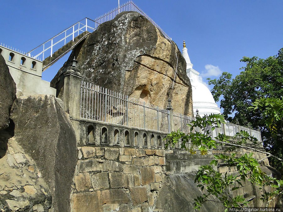 Валуны в Исурумунии  составляют неотъемлемую часть храма Анурадхапура, Шри-Ланка