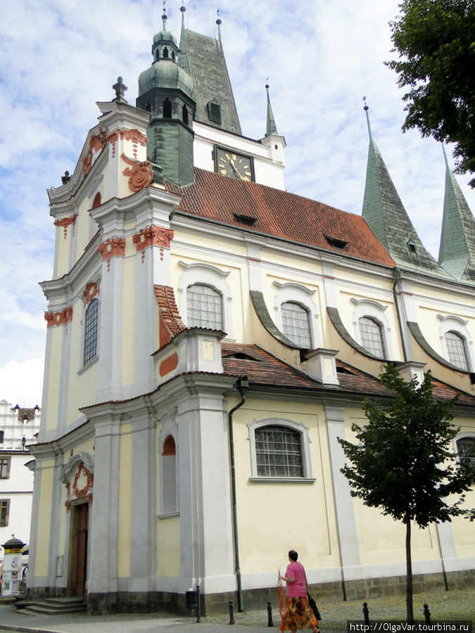 Готический костел Всех Святых (1235), перестроенный в 18 веке в стиле барокко Литомержице, Чехия