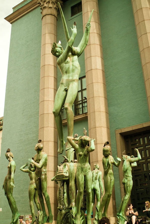У Оперы стоит патетический монумент. Стокгольм, Швеция