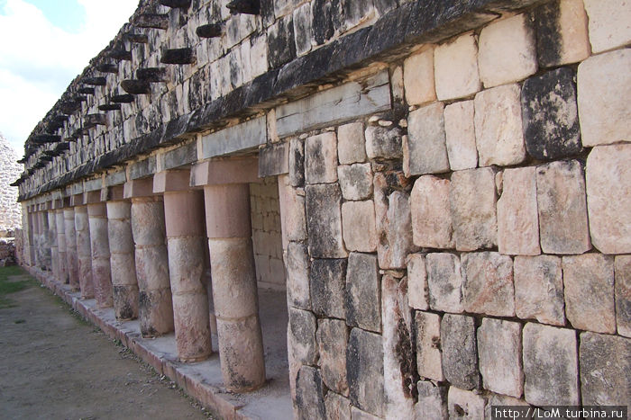 «Женский монастырь» — комплекс из 4 зданий, окружающих внутренний двор, с аркой на южной стороне Ушмаль, Мексика
