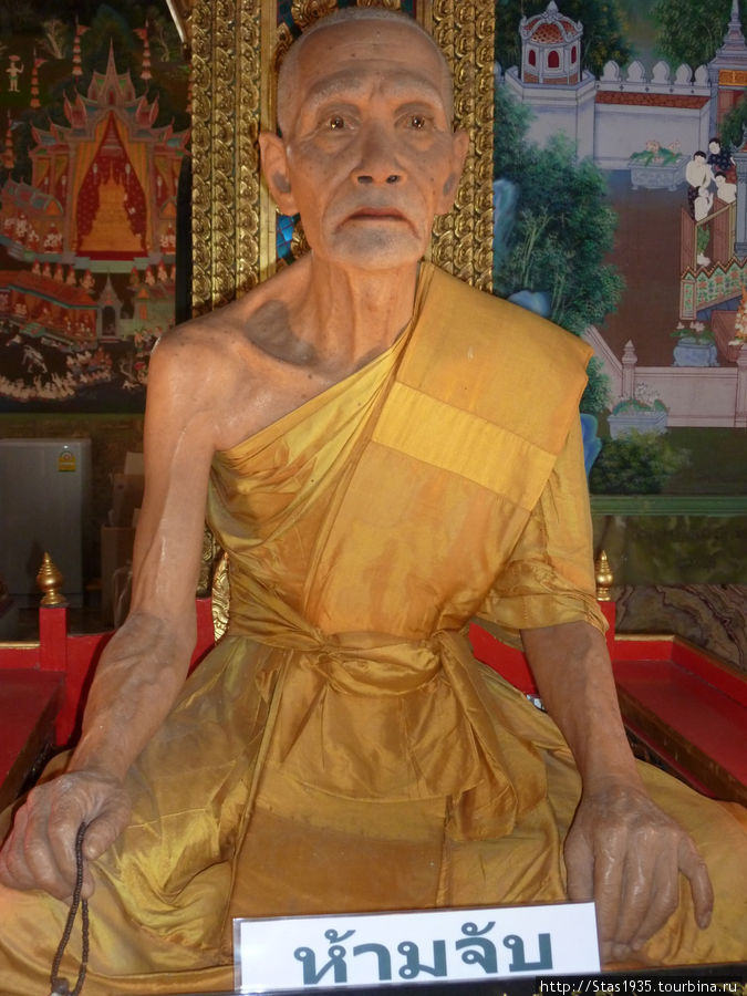 Прижизненная скульптура монаха-чудотворца в храме Ват Ти Ла Мони.