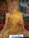 Прижизненная скульптура монаха-чудотворца в храме Ват Ти Ла Мони.
