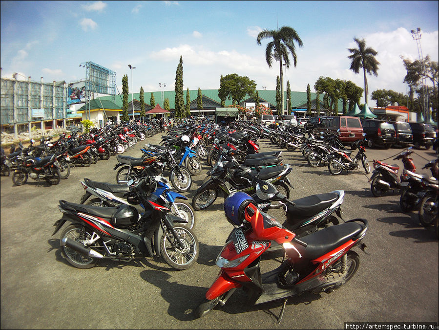 Парковка у аэропорта Медан, Индонезия