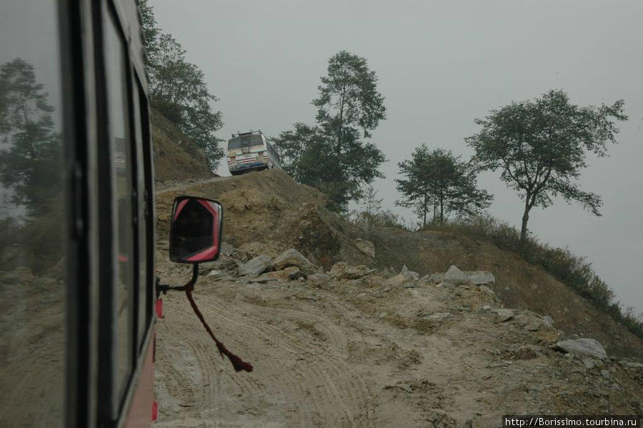 Прилетев в Катманду, мы уладили все формальности и отправились к точке начала трекинга по увлекательной горной дороге. Непал