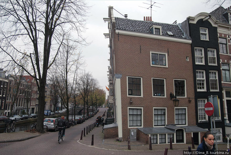 6) То, что в Амстердаме дома кривые, на фотографиях заметно. А некоторые еще и наклонены вперед как пизанская башня. Мне рассказывал местный студент,  который снимает квартиру в центре, что раз в несколько месяцев приходит хозяин квартиры и замазывает образовавшиеся трещины шпатлевкой. Амстердам, Нидерланды