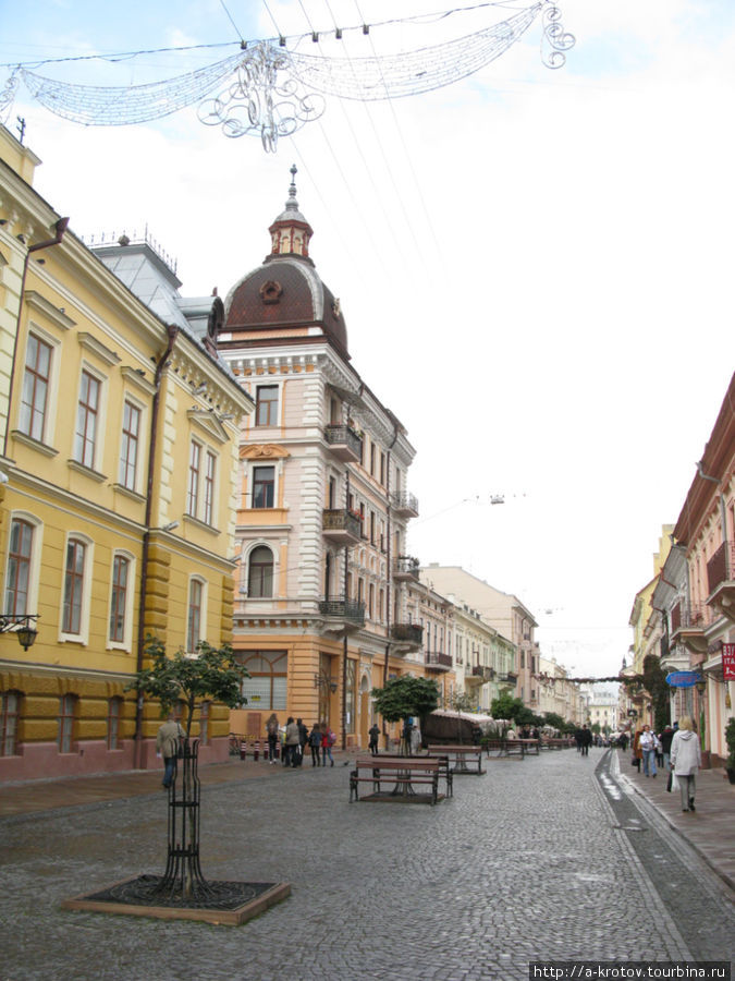 Пешеходная улица в центре города Черновцы, Украина