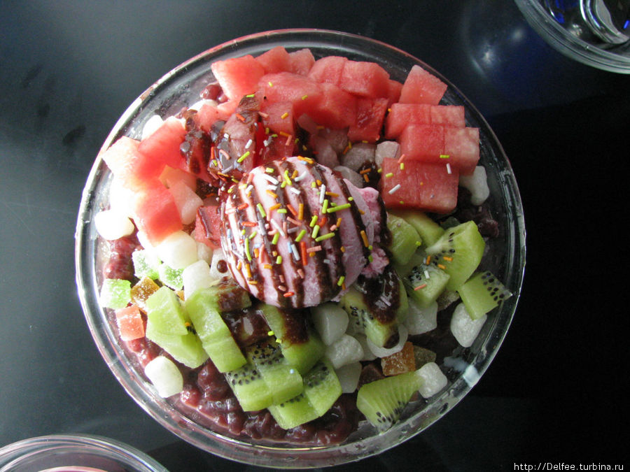 Популярный десерт: мороженое и фрукты Чеджу, Республика Корея