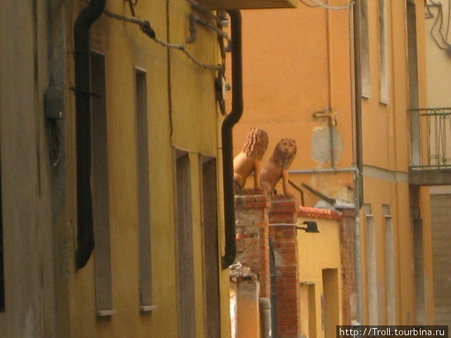 Как вы, сосед, там у себя на правой тумбе? — Да ничего, сосед, а как у вас на левой? Пиза, Италия