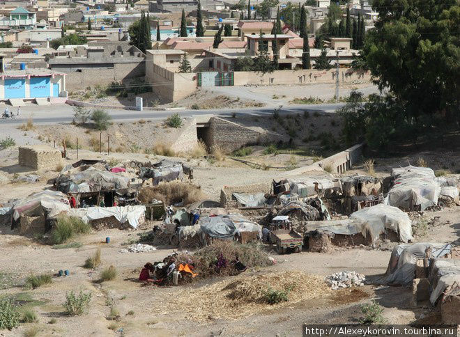 Соседство цивильных строений с палаточным городком Хуздар, Пакистан