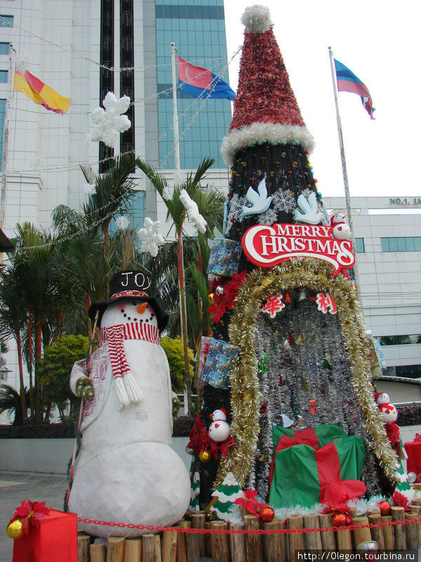 В тёплой Малайзии отмечают рождество и также как у нас лепят снеговиков, только не из снега, а из папье-маше Сибу, Малайзия