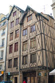 Приятно случайно наткнуться на редкие для Парижа средневековые жилые здания. До Османа весь город был таким.