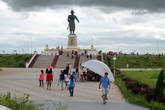 Памятник королю Сисаванг Вонгу на берегу Меконга во Вьентьяне