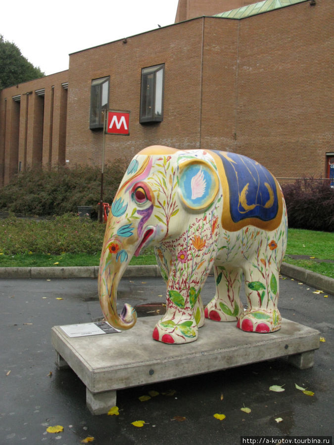 Милан — родина слонов. Повсюду почему-то слоны (пластмассовые). Милан, Италия