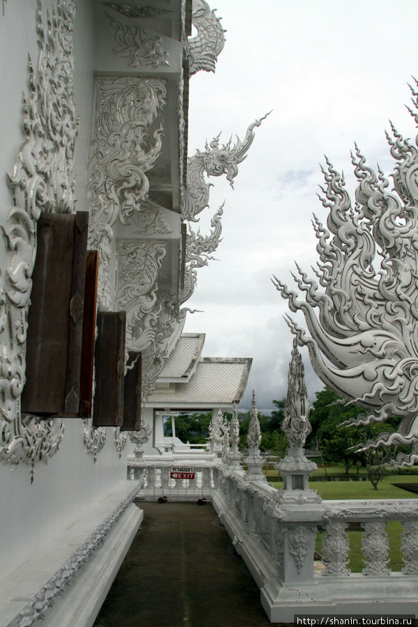 Белый храм с золотым туалетом Чианграй, Таиланд