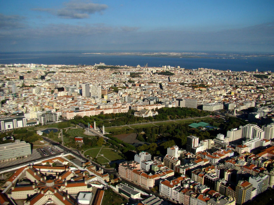 В центре кадра виден парк Эдуарда VII.  Он заканчивается на площади маркиза де Помбала (видно справа). Лиссабон, Португалия