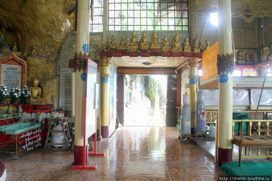 В храме у входа в пещеру Пиндайя, Мьянма