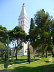 Кафедральный собор св. Евфимии. На верху — медная  статуя Св. Евфимии высотой 4,7 метра.