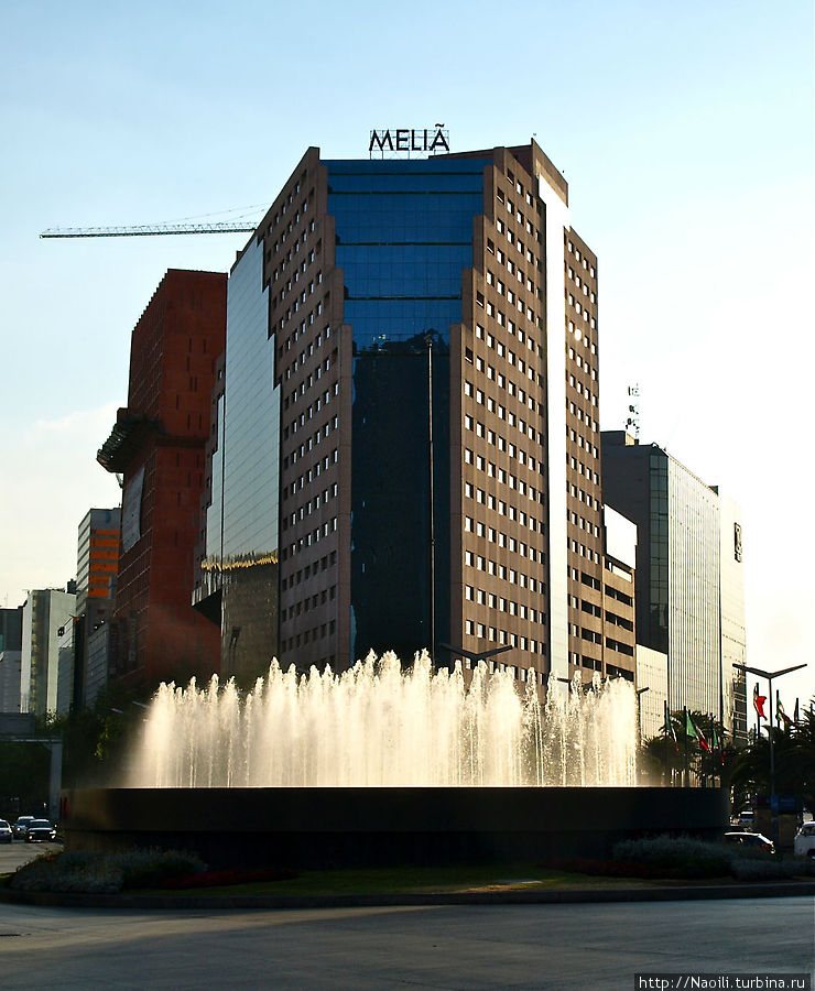Высотные здания и фонтаны Мехико, Мексика