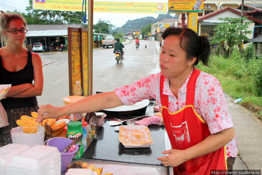 Знаменитый банана панкейк готовят прямо на улице Ванвьенг, Лаос