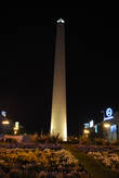 А вот ночью главный символ Буэнос-Айреса светится довольно заурядно