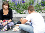 Романтичный завтрак возле цветника у памятника Яну Гусу, наверняка, надолго запомнится этой симпатичной девушке
