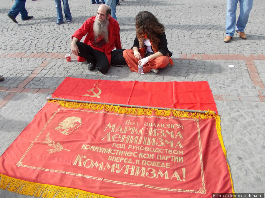 Ленин. Девушка отворачивается, стесняется коммунистического лозунга или нашего фотоаппарата Стамбул, Турция