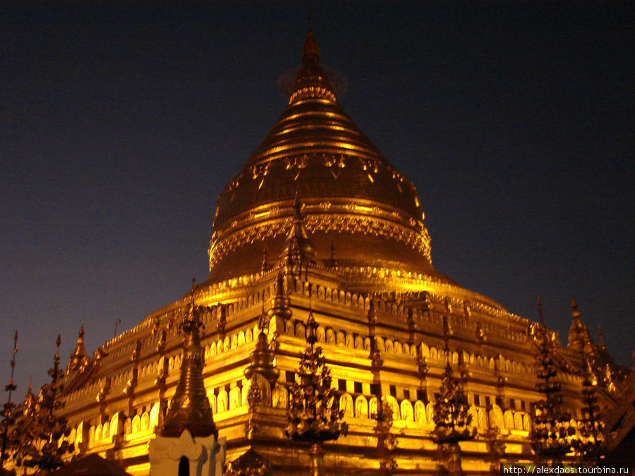 Пагода Швезигон была воздвигнута в 1057 году королём Анорахта, основателем королевской династии Бирмы. Пагода покрыта золотом и окружена множеством небольших храмов и ступ. 
В основании пагоды замурованы зуб, подаренный королем Шри Ланки, ребро и налобная повязка Будды. Мьянма