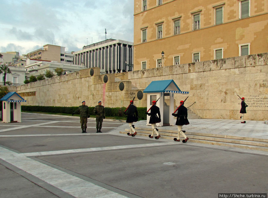 И в конце смена проходит мимо спецназовцев (понятно, кто реально выполняет функцию охраны объекта)... Афины, Греция
