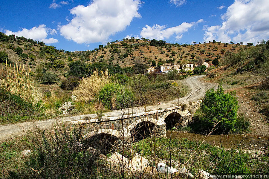 Такой симпатичный мостик ведет прямо в природу Малага, Испания