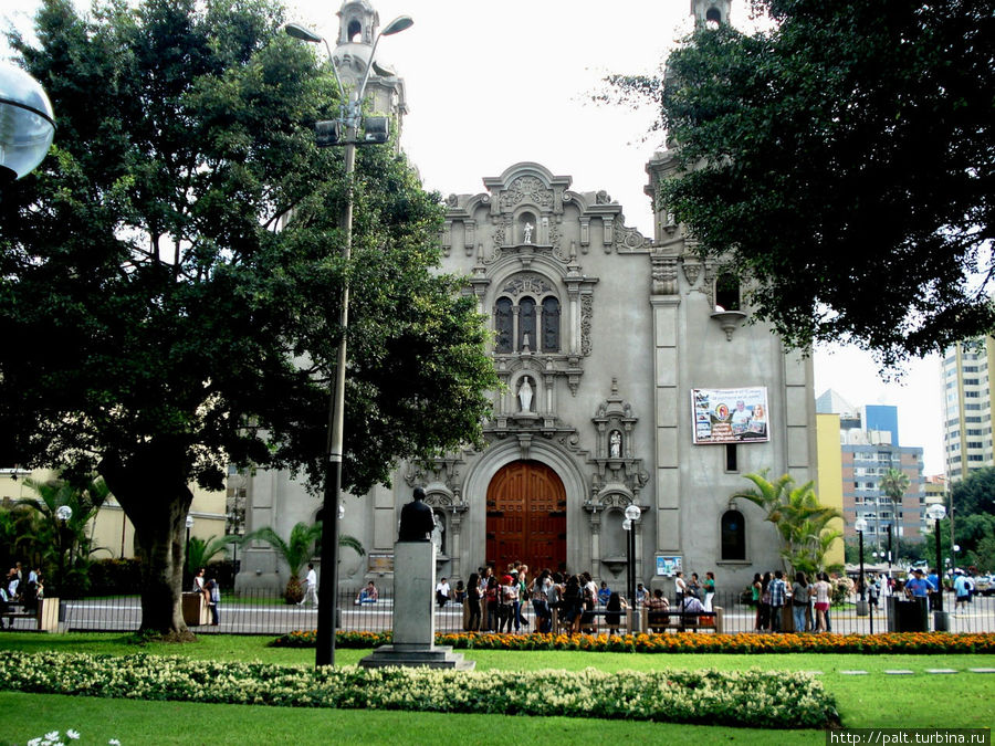 Напротив нее вдоль пешеходной улицы местные художники продают свои картины с перуанскими пейзажами и сценами. И к ним мы рванули, забыв дальше фотографировать. Лима, Перу Напротив нее вдоль пешеходной улицы местные художники продают свои картины с перуанскими пейзажами и сценами. И к ним мы рванули, забыв дальше фотографировать. Лима, Перу