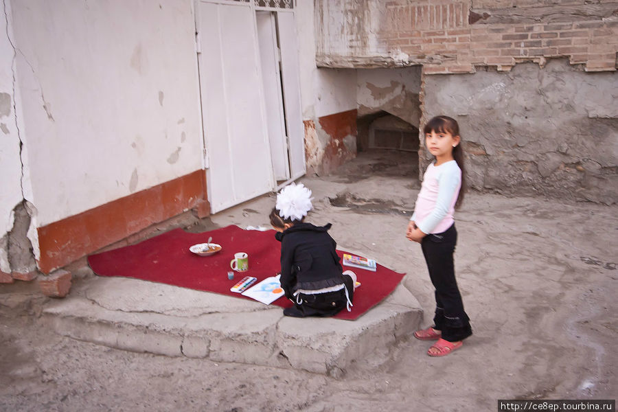 Дети что-то рисуют на прямо на пороге Бухара, Узбекистан