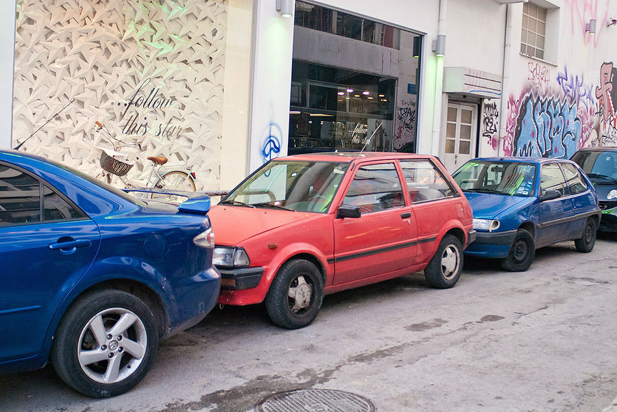 Особенности афинской парковки. Афины, Греция