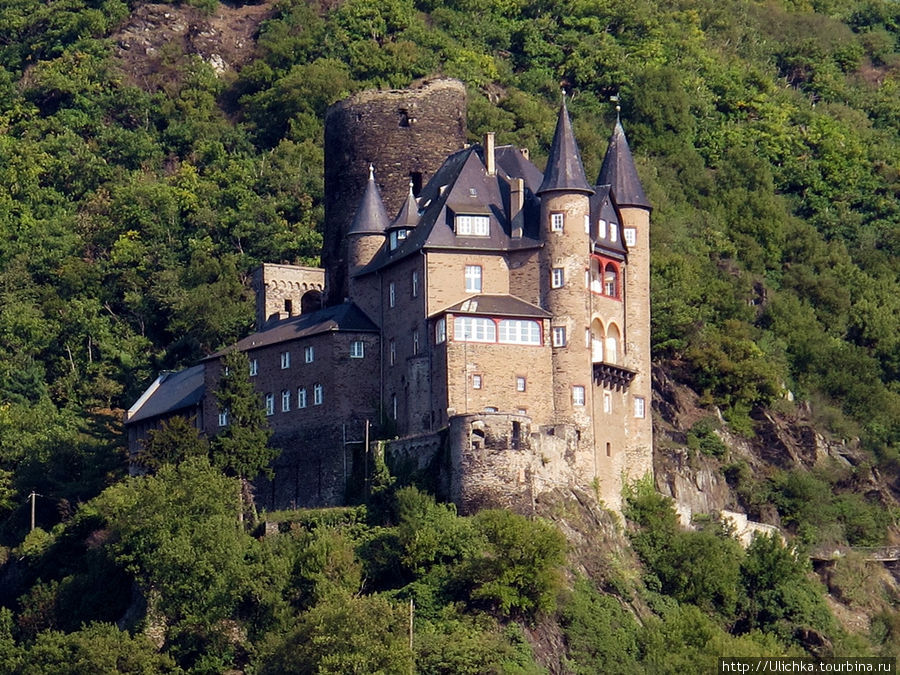 Замок Катц. Вообще большинство замков на Рейне — это сторожевые башни. Таможня по нашим временам, ведь  река судоходная и соеденяет Нидерландский Ротердам со Швецарией.(длина судоходной части 900 километров) Земля Рейнланд-Пфальц, Германия
