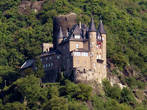 Замок Катц. Вообще большинство замков на Рейне — это сторожевые башни. Таможня по нашим временам, ведь  река судоходная и соеденяет Нидерландский Ротердам со Швецарией.(длина судоходной части 900 километров)