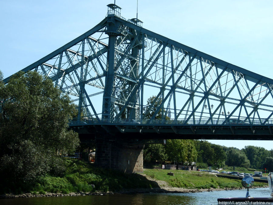 Мост Голубое чудо (нем. Blaues Wunder) построен в 1891—1893 гг., соединяет районы Блазевиц и Лошвиц. Дрезден, Германия