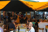 В Ла Боке кушающую публику развлекают танго
