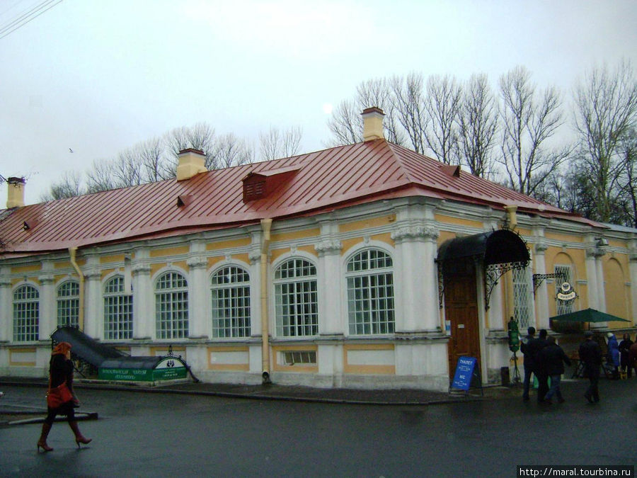 В Северном корпусе Лавры находятся трапезная и чайная для паломников Санкт-Петербург, Россия